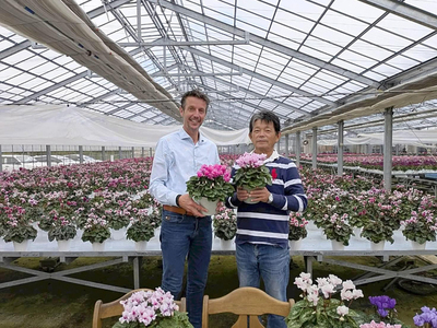 オランダの種苗会社の社長と私(右)。彼の熱意に応えたいと思い育種した品種の貸し出しも行った
