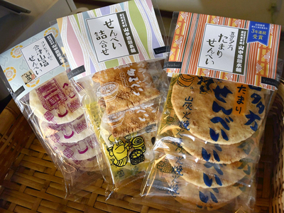 山中煎餅本舗で販売している「喜多方たまりせんべい」（右）などの商品