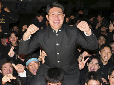 ドラフト会議で楽天に４位指名され、野球部員らに祝福される大栄捕手＝２３日午後７時１０分ごろ、学法石川高