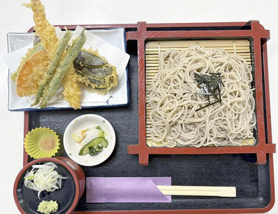 新そばで提供されている人気の「天ざるそば」