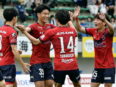 【徳島―いわき】後半34分、決勝ゴールを決め、笑顔を見せるいわきのDF深港(左から2人目)=鳴門・大塚スポーツパークポカリスエットスタジアム