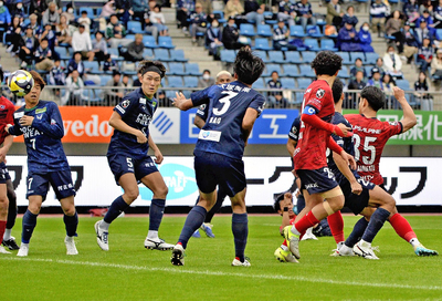 【徳島―いわき】後半34分、決勝ゴールを決めるいわきのDF深港(右)=鳴門・大塚スポーツパークポカリスエットスタジアム