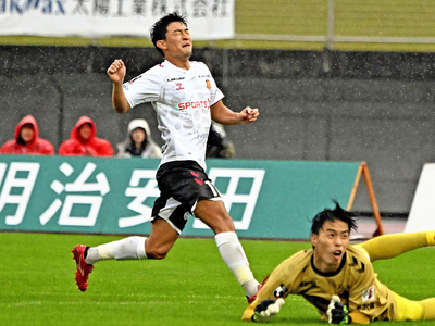 【福島―金沢】後半、決定機のシュートを外し、悔しい表情を見せる福島のＦＷ芦部（左）＝とうほう・みんなのスタジアム