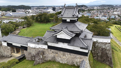 初代白河藩主の丹羽長重が江戸時代に大改修した総石垣造りの城・小峰城跡。松平定信ら7家21代の大名が居城した。白河のシンボルの三重櫓と前御門は約120年の時を経て復元された=白河市郭内(ドローン撮影)