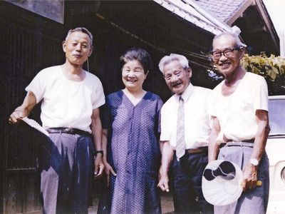 日本に帰国後、きょうだいと再会した野内与吉（左から３人目）＝１９６８年、大玉村（親族提供）