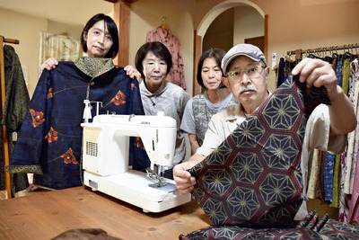 教室生に秋物のブラウスやリバーシブルのコート作りを指導する雪下さん（手前）