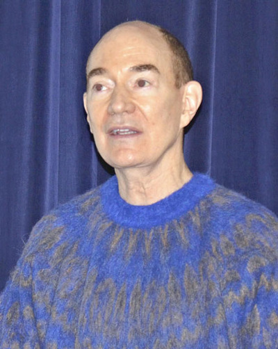 講演するキャンベルさん