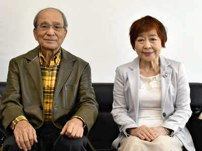 最後の定期演奏会への来場を呼びかける斎藤会長(左)ら