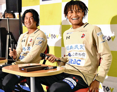 トークショーなどでサポーターと交流した堂鼻(左)、石渡の両選手