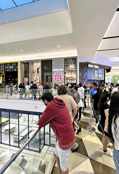 アメリカ行列シリーズ。前回のラーメン店の別店舗