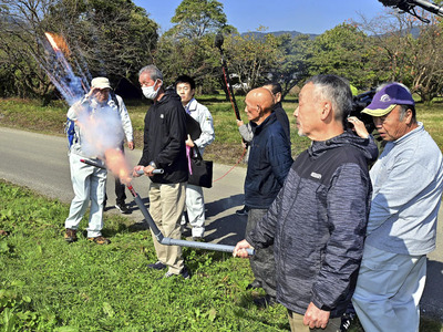 クマを追い払うための花火の打ち上げ方を教わる住民ら=30日午前、福島市在庭坂