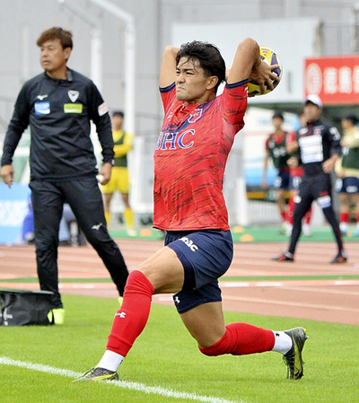 徳島戦でロングスローを投げるMF五十嵐選手