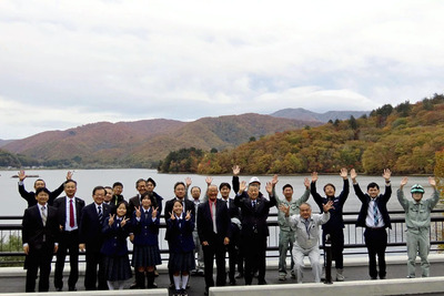現地で完成を祝う関係者（県喜多方建設事務所提供）