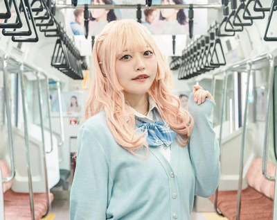電車内でのコスプレ撮影のイメージ（ＪＲ東日本水戸支社提供）