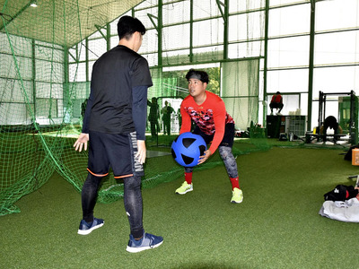 室内練習場で汗を流す選手