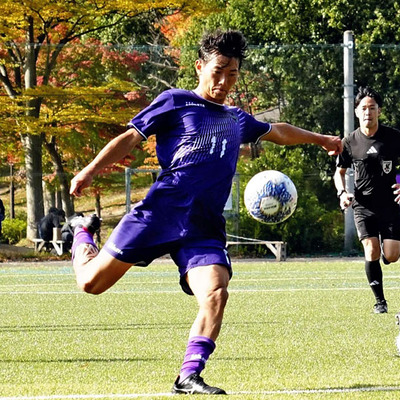 【学法石川―郡山】前半３８分、自身３点目となるシュートを放つ学法石川のＦＷ前田翔