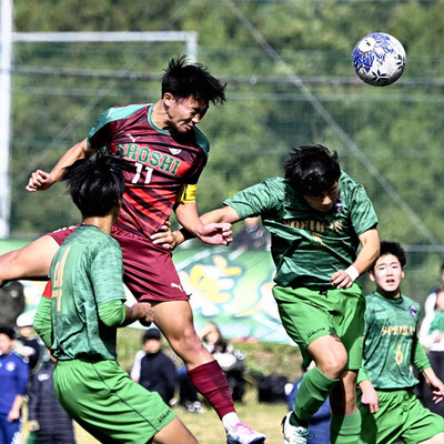 【尚志―須賀川創英館】前半２３分、自身２点目を挙げた尚志のＦＷ岡（１１）＝十六沼公園