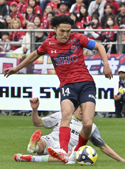 【いわき―藤枝】前半１３分、相手のパスミスを奪って自らの「バースデーゴール」となる先制点を決めるＦＷ山口＝ハワイアンズスタジアムいわき