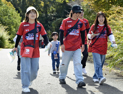 ２１世紀の森公園内を歩く参加者