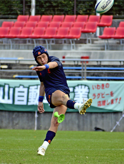 【学法福島―福島・安積・平工・小名浜海星】前半３１分、この日２本目のゴールキックを成功させる学法福島のセンター音川＝ハワイアンズスタジアムいわき