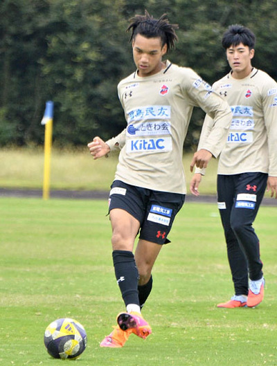 代表経験を糧にいわきでのさらなる活躍を誓うＭＦ石渡（左）