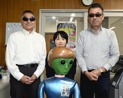 ＵＦＯフェスへの来場を呼びかけた阿曽さん（右）ら