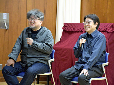 「須賀川と特撮」をテーマに特撮談議に花を咲かせる樋口監督（左）と田口監督