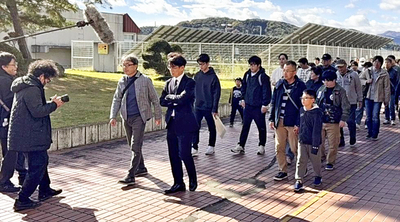 エキストラ撮影を体験する参加者ら