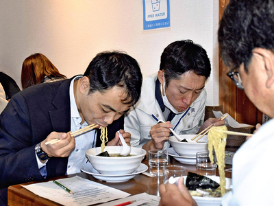 「夏黄金」を使った喜多方ラーメンを試食する参加者