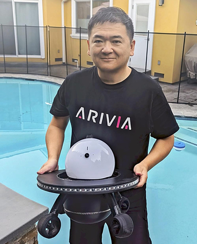 アリヴィアを手に受賞を喜ぶ小林氏