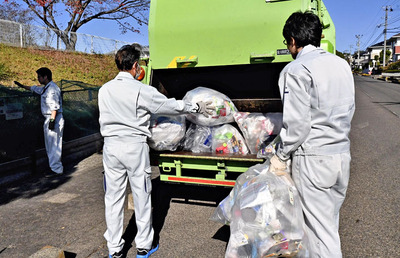 プラスチック製品のごみなどを回収する職員ら