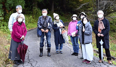 三島町の集落を歩く私（左から３人目）や赤坂さん（右）ら。歩く百科事典のように知識を持つ赤坂さんと時間を共にすることで、今は見えない過去の風景が鮮やかに分かってきた。この経験は私たちの財産だ