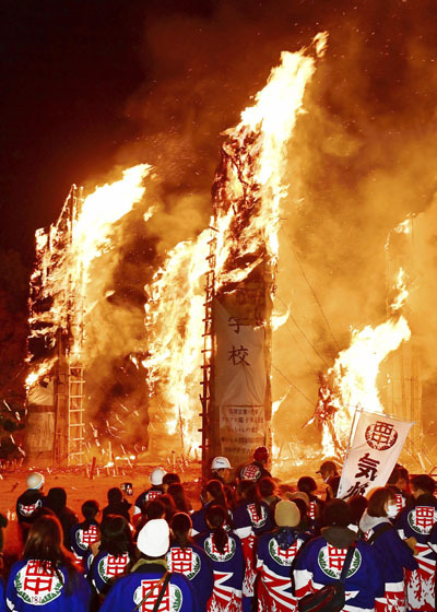 鎮魂の炎が夜空を焦がした松明あかし＝８日午後７時１０分ごろ、須賀川市