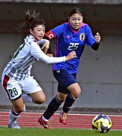 デフリンピックのサッカー女子日本代表（右）と競り合う尚志の選手