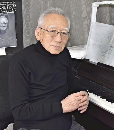 現代音楽界をけん引した湯浅さん＝２０１８年１月、東京都の自宅で