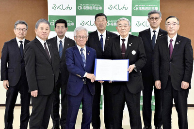 共同宣言した樋口会長（前列左から３人目）ら