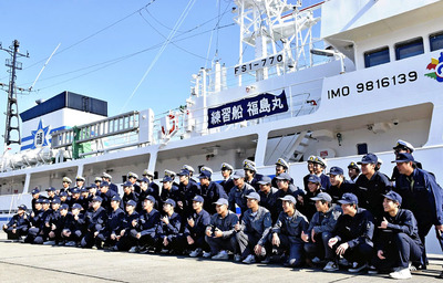 保護者らに成長した姿を見せた生徒たち＝７日、いわき市・小名浜港