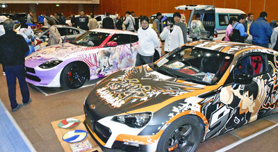 全国各地から約１１０台の痛車が集結、来場者を楽しませた痛車フェスティバル＝９日、福島市・パルセいいざか