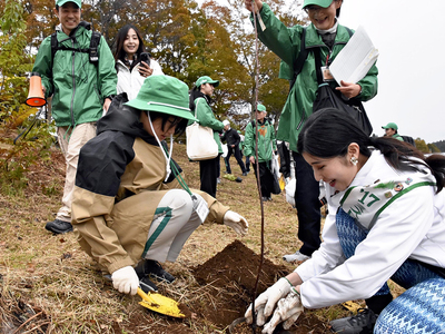 福島の美しい緑の継承を願って苗木を植樹する参加者＝９日、小野町