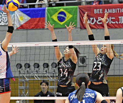 【ＮＥＣ川崎―デンソー】第１セット、ブロックする麻野（右） ＝９日、福島トヨタクラウンアリーナ