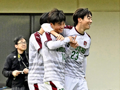 【尚志―学法石川】前半２６分、ゴールを決めて仲間と喜び合う尚志のＭＦ若林（中央）＝仙台大サッカーフィールド郡山