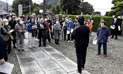 江戸湾警備のために派遣された会津藩士の墓が残る松扇院（十夜寺）を訪れた訪問団は、焼香して手を合わせた＝千葉県富津市
