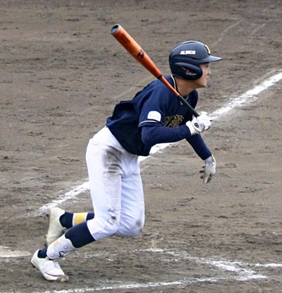 【郡山中央ボーイズ―南東北ヤング】６回裏２死二、三塁、２点適時打を放つ南東北ヤングの白石＝９日、牡丹台球場