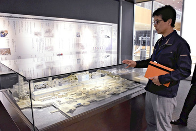 原発事故の教訓や放射線の知識などを来館者に説明する檜山さん＝三春町・コミュタン福島