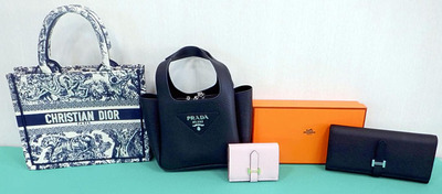 証拠品の財布など（県警提供）