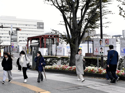 再開発事業が行われているＪＲ福島駅東口。各候補は駅前の活性化策などを訴える