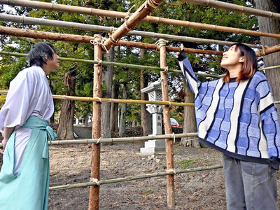 茶屋の設営を始め、例大祭の準備を進める矢野さん（右）と宮司の久米さん