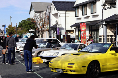 にぎわいを見せた今月２日のＳＯＭＡノスタルジックカーフェス。交流人口の拡大は地域の活力維持につながる