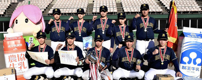 ２年ぶり２度目の優勝を飾った南東北ヤング＝しらさわグリーンパーク