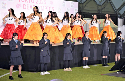 いわき総合高フラダンス部のフラと聖光学院高手話部が手話を披露する合同パフォーマンス＝Ｊヴィレッジ